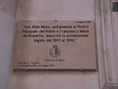 �� quella dove Aldo Moro ha lavorato dagli inizi degli anni �40 fino al 1946 � ci racconta AntonGiulio -. Moro apr� un ufficio al primo piano del palazzo dopo aver operato come procuratore legale nello studio di mio nonno Antonio, che si trovava nell�appartamento nobile�